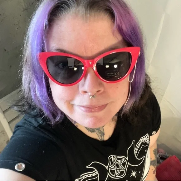 PETALS AND PEACOCKS Meow Meow Cat Eyes Red Sunglasses UV 400 Protection Retro - Picture 3 of 5